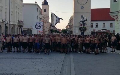 Futbaloví hooligans vyčíňali v uliciach Trnavy. Polícia riešila výtržníctvo vysokými pokutami a pomohla budúcim rodičom