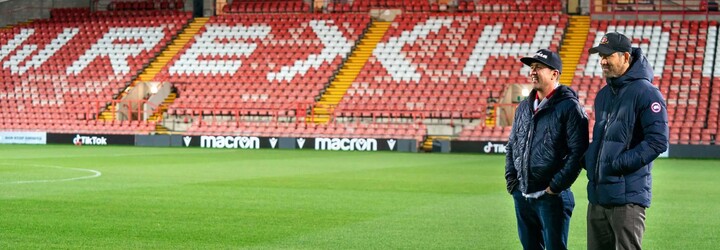 Futbalový klub Ryana Reynoldsa oslavuje ďalší postup. Wrexham je len krok od Premier League