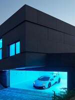 Futuristický dizajn, podsvietenie a Lamborghini v garáži. Český pár si po návrate z Kanady doprial bývanie snov    