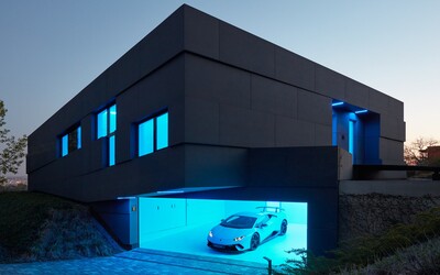 Futuristický design, podsvícení a Lamborghini v garáži. Český pár si po návratu z Kanady dopřál bydlení snů