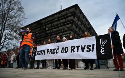 GALÉRIA: Aktivisti zorganizovali akciu „Ruky preč od RTVS“. Protestujúci vytvorili okolo Slovenského rozhlasu živú reťaz