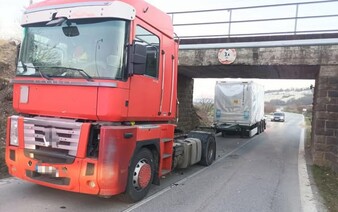 GALÉRIA: Bizarná nehoda na východe: Kamión narazil do mosta a posunul ho aj s koľajnicami