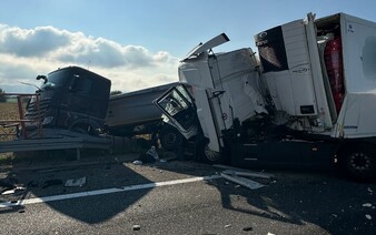 GALÉRIA: NA D1 sa zrazili tri kamióny. Jeden z kamiónov sa prevrátil naprieč jazdnými pruhmi, úsek je neprejazdný