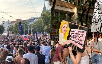 GALÉRIA: Na protest za odstúpenie Šimkovičovej a Suska prišli tisíce ľudí. Znepokojilo ich prepustenie Kováčika a čistky v kultúre