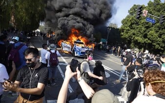 GALÉRIA: Trump nasadzuje v uliciach miest USA ďalších vojakov. Vypukli masové protesty