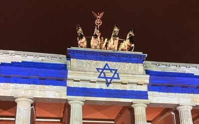 GALERIE: Evropské památky září izraelskými barvami. Prohlédni si Petřín či Eiffelovu věž v modro-bílé