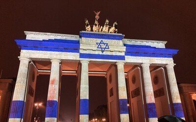 GALERIE: Evropské památky září izraelskými barvami. Prohlédni si Petřín či Eiffelovu věž v modro-bílé