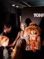 GALERIE: Oslava módy a designu ovládla Prahu. Podívej se do backstage Mercedes-Benz Prague Fashion Weeku