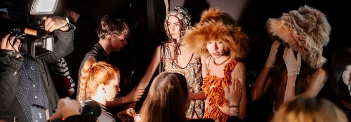 GALERIE: Oslava módy a designu ovládla Prahu. Podívej se do backstage Mercedes-Benz Prague Fashion Weeku