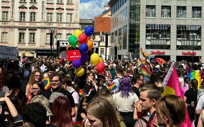 GALERIE: Podívej se na fotky z Prague Pride. Duhový průvod prošel Prahou (Aktualizováno)