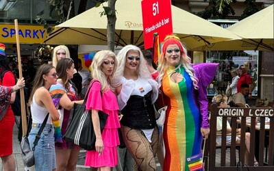 GALERIE: Podívej se na fotky z Prague Pride. Duhový průvod prošel Prahou (Aktualizováno)