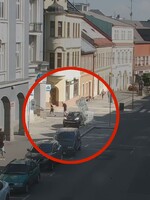 GTA na českých silnicích: Řidič ujížděl po chodníku a lidé uskakovali