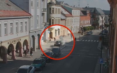 GTA na českých silnicích: Řidič ujížděl po chodníku a lidé uskakovali