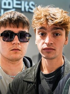 GUFRAU jsou nové hvězdy Gen Z undergroundu. „Nejsme rappeři, ale neumíme zpívat. Kdo nepůjde volit, nemůže si na nic stěžovat.“