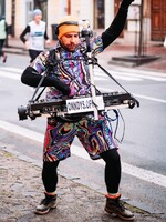 Gabo je pouličný DJ z Prešova: Z obchoďáku ma vyhodili za 10 minút. Na ulici skôr roztancujem dôchodcov než mladých (Rozhovor)