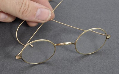Gándhího brýle se prodaly za více než 7 milionů korun. Aukční dům jejich cenu odhadl na zlomek konečné nabídky