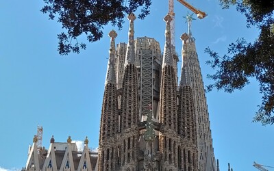 Gaudí rotuje štěstím v hrobě. Barcelonská Sagrada Família se po 140 letech konečně dostaví