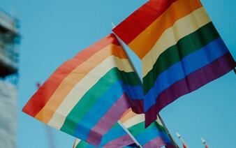 Gay pár prosil o pomoc s dopadením útočníků z Majálesu. Podobná napadení nejsou ojedinělá, queer Čechy zákon nechrání