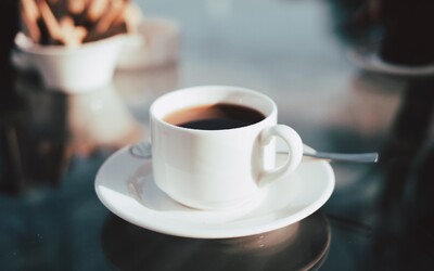 Gen Z pije nejméně kávy ze všech věkových skupin. Kolik denně vypijeme a kterou máme nejradši?