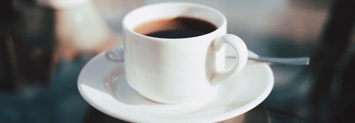 Gen Z pije nejméně kávy ze všech věkových skupin. Kolik denně vypijeme a kterou máme nejradši?