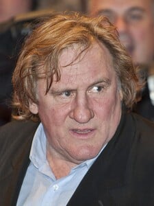 Gérard Depardieu byl obviněn ze sexuálního napadení, je ve vazbě