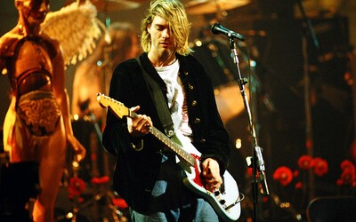 Gitaru Kurta Cobaina z Nirvany vydražili za veľké peniaze, majiteľ si však na nej nezahrá