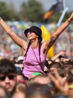 Glastonbury 2025 oznámilo prvú časť line-upu. Šou odohrá Charli XCX či Olivia Rodrigo