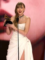 Grammy tento rok patrili ženám. Miley získala prvú sošku, Taylor Swift sa stala rekordmankou a Travis Scott rozbíjal stoličky