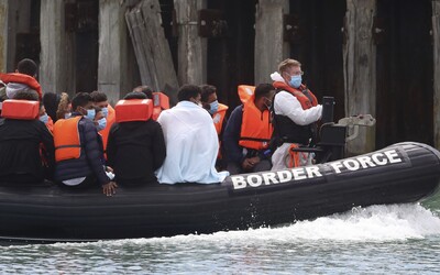 Grécko potajomky poslalo cez 1 000 utečencov na nafukovacie člny a vyplavilo ich za hranice svojich výsostných vôd