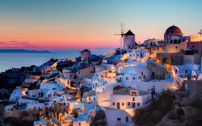 Grécky ostrov Santorini bojuje s masovým turizmom. Dovolenkári po novom zaplatia takmer 30-násobne vyššiu daň