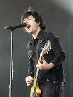 Green Day: Spevák je bisexuál a so školou skončil už v sedemnástich, basgitaristovi vybili zuby ochrankári počas koncertu