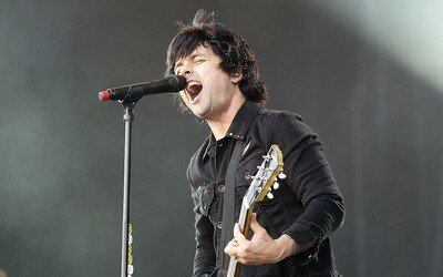 Green Day: Spevák je bisexuál a so školou skončil už v sedemnástich, basgitaristovi vybili zuby ochrankári počas koncertu