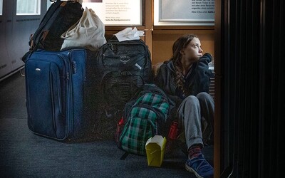 Greta Thunberg přidala fotku, jak sedí na zemi v plném vlaku. Ve skutečnosti se však o ni část cesty starali v první třídě