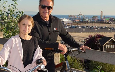 Greta Thunberg sa vozila na bicykli s Arnoldom Schwarzeneggerom. Nevedel sa dočkať, kedy  aktivistku predstaví svojej dcére