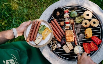 Grilovačka môže byť aj bez mäsa. Takto jednoducho ugriluješ zeleninu, ovocie, huby a pripravíš TOP vegánsky hot-dog (+RECEPT) 