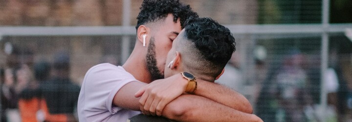 Grindr přidal novou funkci ochraňující sexuální zdraví. Pohlavní styk s ní bude bezpečnější