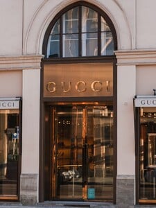 Gucci, Chloé a Loewe dostali miliónové pokuty. Môžu za to ich cenové praktiky