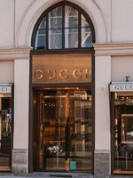 Gucci začne přijímat platby v kryptoměnách. Kromě bitcoinu či etherea budou brát také platby v shiba inu