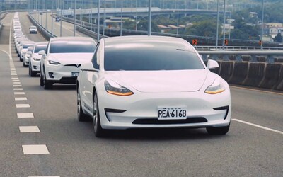 Guinnessov rekord pre elektromobily Tesla? Viac ako 100 vozidiel s autopilotom sa premávalo diaľnicou