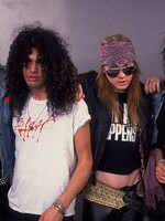 Guns N' Roses: Axla Rosea obvinilo 15-ročné dievča zo znásilnenia, Slash takmer zomrel po predávkovaní heroínom