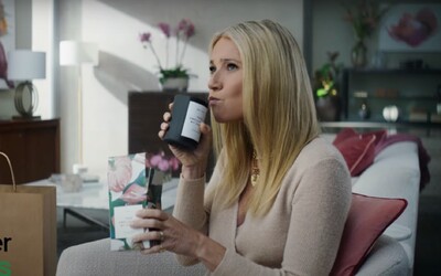 Gwyneth Paltrow ochutnala sviečku, ktorá vonia ako jej vagína. V reklame na Uber Eats tvrdí, že chutí „zvláštne“