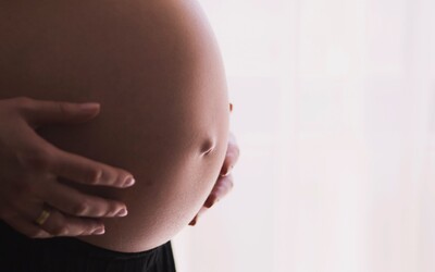 Gynekologové odrazují těhotné od očkování proti černému kašli. Podle odborníků jde o hazard se zdravím
