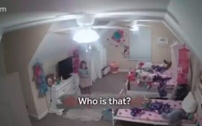 Hacker se naboural do bezpečnostní kamery v pokoji 8leté dívky. Strašil ji a říkal, že je Santa Claus