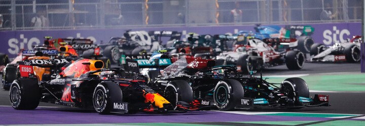 Hamilton vyhrál Velkou cenu Saúdské Arábie. V boji o titul se dotáhl na Verstappena, který skončil druhý