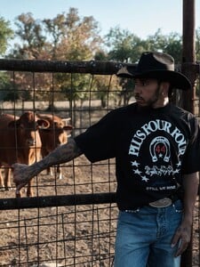 Hamilton vyměnil helmu za kovbojský klobouk. Jezdec představil novou kolekci oblečení