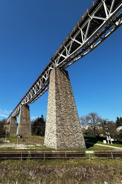 Hanušovský viadukt stavali väzni z pracovných táborov. Dvakrát zničený most má temnú minulosť, stále je najväčší v strednej Európe