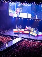Harry Styles poprvé v Praze: Řev fanoušků přehlušil první skladby. Charismatickému zpěvákovi ležela O2 arena u nohou (Reportáž)