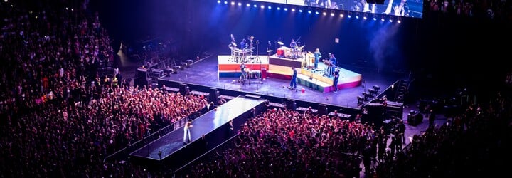 Harry Styles poprvé v Praze: Řev fanoušků přehlušil první skladby. Charismatickému zpěvákovi ležela O2 arena u nohou (Reportáž)