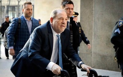 Harvey Weinstein je vinným ze znásilnění, rozhodl soud v Los Angeles