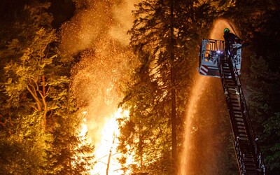 Hasiči na Hřensku likvidují menší ohniska. Některé domy požárům podlehly